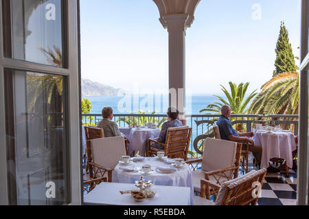 Tè sulla terrazza, Reids Palace Hotel, Funchal, Madeira, Portogallo - Winston Churchill utilizzato per alloggiare qui. Foto Stock