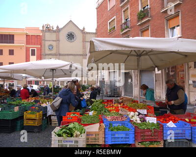 TIVOLI, Italia - 29 settembre 2017: fresco e bellissimi fiori e frutta e verdura al mercato contadino nella piazza principale Piazza Plebiscito di Ti Foto Stock