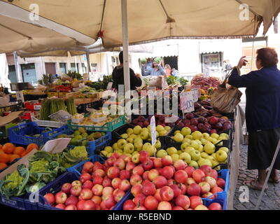 TIVOLI, Italia - 29 settembre 2017: fresco e bellissimi fiori e frutta e verdura al mercato contadino nella piazza principale Piazza Plebiscito di Ti
