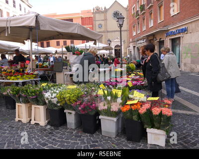 TIVOLI, Italia - 29 settembre 2017: fresco e bellissimi fiori e frutta e verdura al mercato contadino nella piazza principale Piazza Plebiscito di Ti