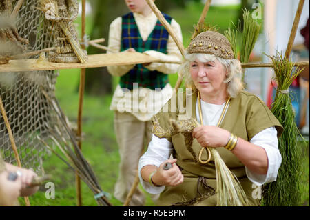 TRAKAI, Lituania - 16 giugno 2018: rievocazione storica attivisti indossando costumi medievali durante l'annuale Festival medievale, svoltasi a Trakai Peninsul Foto Stock