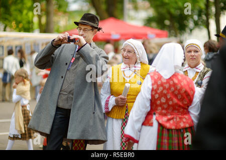 VILNIUS, Lituania - 5 Luglio 2014: i partecipanti della Lituania Festival della canzone, massive canti e danze tradizionali festival, che si svolgono ogni quattro y Foto Stock