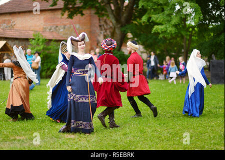 TRAKAI, Lituania - 16 giugno 2018: rievocazione storica attivisti indossando costumi medievali durante l'annuale Festival medievale, svoltasi a Trakai Peninsul Foto Stock