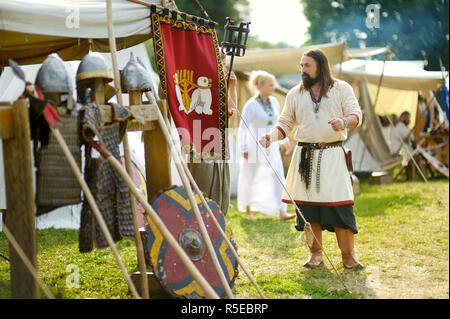 TRAKAI, Lituania - 16 giugno 2018: rievocazione storica attivisti indossando costumi medievali durante l'annuale Festival medievale, svoltasi a Trakai Peninsul Foto Stock