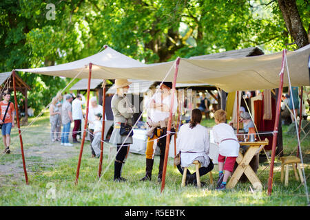 TRAKAI, Lituania - 16 giugno 2018: rievocazione storica attivisti indossando costumi medievali durante l'annuale Festival medievale, svoltasi a Trakai Peninsul Foto Stock