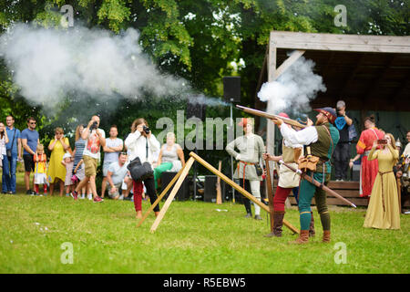 TRAKAI, Lituania - 16 giugno 2018: rievocazione storica di tiro degli attivisti un moschetto durante la rievocazione storica su annuale festival medievale, tenuto Foto Stock