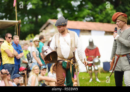 TRAKAI, Lituania - 16 giugno 2018: rievocazione storica attivista che mostra un casco durante la rievocazione storica su annuale festival medievale, tenutasi a Foto Stock