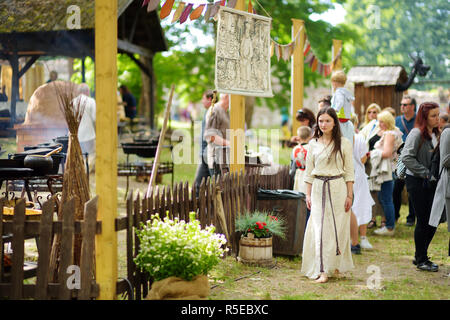 TRAKAI, Lituania - 16 giugno 2018: rievocazione storica attivisti indossando costumi medievali durante l'annuale Festival medievale, svoltasi a Trakai Peninsul Foto Stock