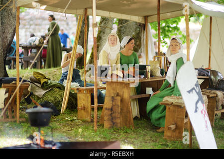 TRAKAI, Lituania - 16 giugno 2018: rievocazione storica attivisti indossando costumi medievali durante l'annuale Festival medievale, svoltasi a Trakai Peninsul Foto Stock