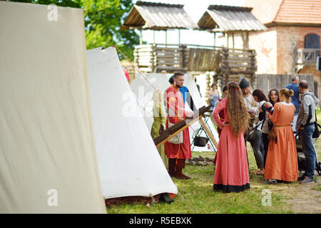 TRAKAI, Lituania - 16 giugno 2018: rievocazione storica attivisti indossando costumi medievali durante l'annuale Festival medievale, svoltasi a Trakai Peninsul Foto Stock