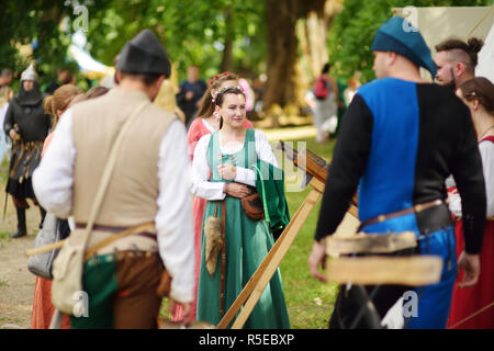 TRAKAI, Lituania - 16 giugno 2018: rievocazione storica attivisti indossando costumi medievali durante l'annuale Festival medievale, svoltasi a Trakai Peninsul Foto Stock