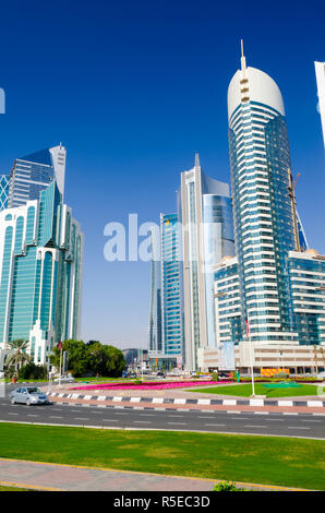 Il Qatar Doha Corniche,edifici moderni accanto a Sheraton rotonda Foto Stock