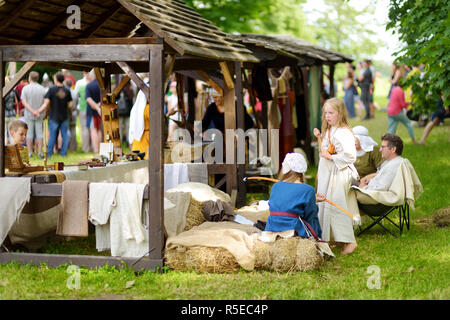 TRAKAI, Lituania - 16 giugno 2018: rievocazione storica attivisti indossando costumi medievali durante l'annuale Festival medievale, svoltasi a Trakai Peninsul Foto Stock