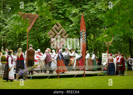 VILNIUS, Lituania - 5 Luglio 2014: i partecipanti della Lituania Festival della canzone, massive canti e danze tradizionali festival, che si svolgono ogni quattro y Foto Stock