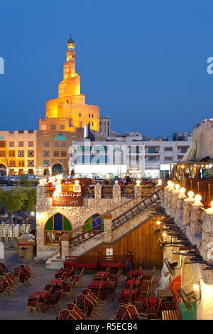 Il Qatar, il Medio Oriente e penisola arabica, Doha, il restaurato Souq Waqif con fango resi negozi e travi di legno a vista Foto Stock