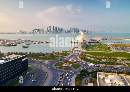Il Qatar Doha, vista in elevazione oltre il Museo di Arte Islamica e il porto Dhow al moderno skyline skyscrapper Foto Stock