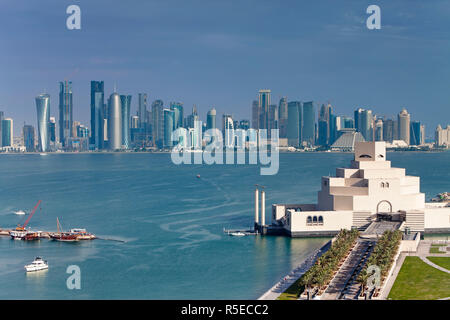 Il Qatar Doha, vista in elevazione oltre il Museo di Arte Islamica e il porto Dhow al moderno skyline skyscrapper Foto Stock