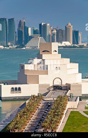 Il Qatar Doha, vista in elevazione oltre il Museo di Arte Islamica e il porto Dhow al moderno skyline skyscrapper Foto Stock