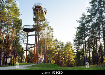 Merkine torre di osservazione, situata su un alto banca del fiume più grande in Lituania, Nemunas, nel profondo della foresta di pini. Attrazioni turistiche in Lituania. Foto Stock