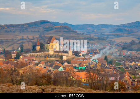 Vista in elevazione al di sopra di Biertan al tramonto, Biertan, nr. Sighisoara, Transilvania, Romania Foto Stock