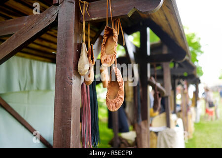 Calzature in pelle venduti sul mercato in stallo durante l'annuale Festival medievale, svoltasi a Trakai Peninsular Castello. Ricreando la città medievale di spirito. Foto Stock