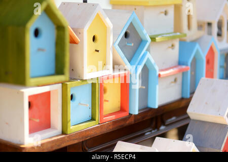 Carino in legno colorato nesting Scatole vendute sul mercato di Pasqua a Vilnius. Capitale lituana annuali di artigianato tradizionale fiera che si tiene ogni mese di marzo sulla vecchia per Foto Stock