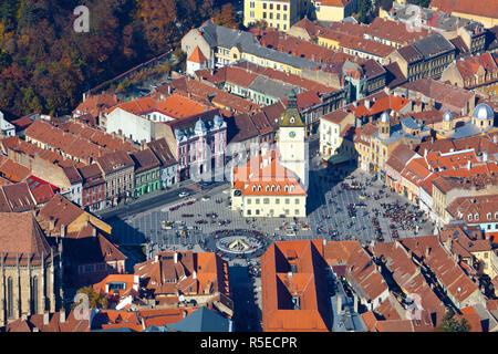 Vista in elevazione su Old Town City Center & tetti, Piata Sfatului, Brasov, Transilvania, Romania Foto Stock