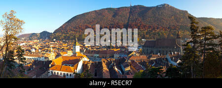 La Chiesa Nera & Municipio Torre dell Orologio illuminato al tramonto, Piata Sfatului, Brasov, Transilvania, Romania Foto Stock