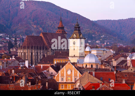 La Chiesa Nera e Municipio di Clock Tower illuminata di Alba, Piata Sfatului, Brasov, Transilvania, Romania Foto Stock