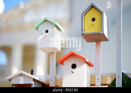 Carino in legno colorato nesting Scatole vendute sul mercato di Pasqua a Vilnius. Capitale lituana annuali di artigianato tradizionale fiera che si tiene ogni mese di marzo sulla vecchia per Foto Stock