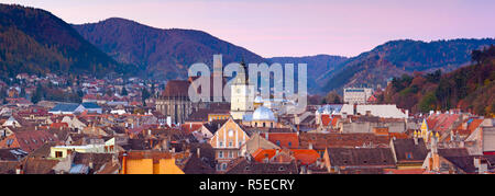 La Chiesa Nera e Municipio di Clock Tower illuminata di Alba, Piata Sfatului, Brasov, Transilvania, Romania Foto Stock