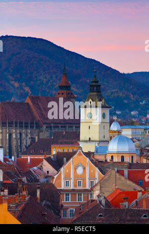 La Chiesa Nera e Municipio di Clock Tower illuminata di Alba, Piata Sfatului, Brasov, Transilvania, Romania Foto Stock