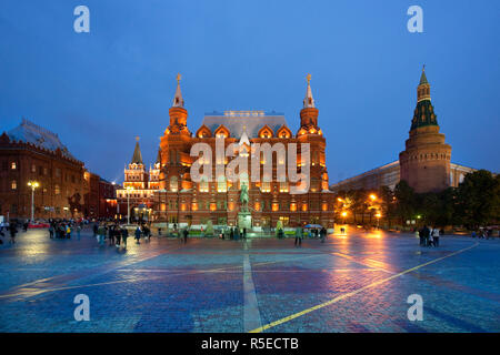 Il Museo Storico, il Maresciallo Zhukov statua e angolo Arsenal Tower, Mosca, Russia Foto Stock