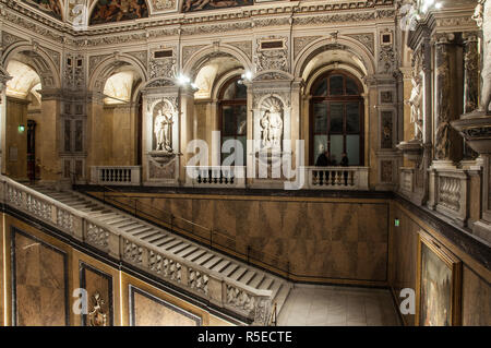 Vienna, Austria - 24 Novembre 2018: scala interna del Museo di Storia Naturale Foto Stock