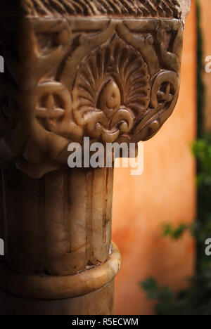 Un particolare colpo di una delle colonne di marmo presso il palazzo di Alhambra di Granada, Spagna Foto Stock