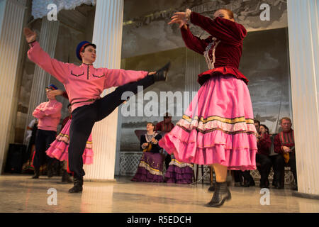 Russia, San Pietroburgo, tradizionale danza russa Foto Stock