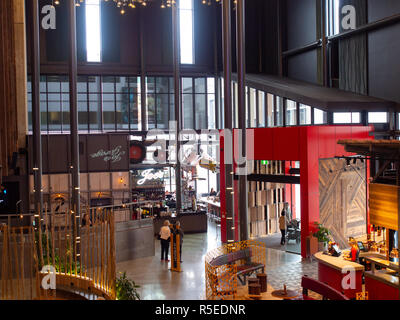 Le persone all'interno di un Centro Commerciale per lo Shopping di Christchurch Foto Stock