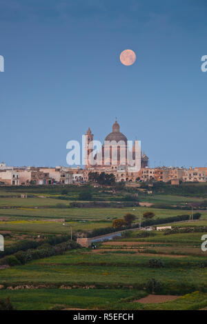 Malta e Gozo Island, Xewkija, la chiesa rotonda con il calare della luna Foto Stock