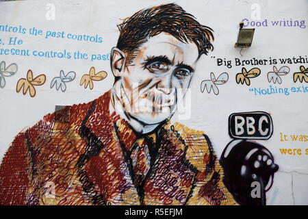 George Orwell murale, Southwold Pier, North Parade, Southwold, Waveney district, Suffolk, East Anglia, Inghilterra, Gran Bretagna, Regno Unito Regno Unito Europa Foto Stock