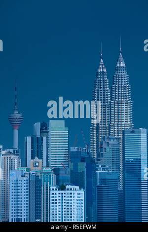 Petronas Towers & KL Tower, Kuala Lumpur, Malesia Foto Stock