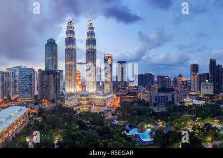 Malaysia, Selangor Stato, Kuala Lumpur, KLCC (Kuala Lumpur City Centre) Torri Petronas Foto Stock