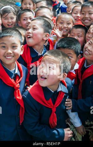 Popoli democratici la Repubblica di Corea (DPRK), Corea del Nord Pyongyang, scolari durante le celebrazioni di strada sul centesimo anniversario della nascita del Presidente Kim Il Sung, 15 aprile 2012 Foto Stock
