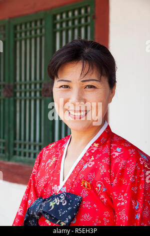 Popoli democratici la Repubblica di Corea (DPRK), la Corea del Nord, Kaesong City, re Wang Kon il mausoleo di donna - in variopinti costumi tradizionali Foto Stock