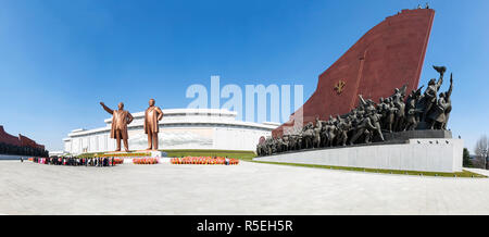 Popoli democratici la Repubblica di Corea (DPRK), Corea del Nord Pyongyang, Mansudae Grand monumento, statue di ex presidenti Kim Il-Sung e Kim Jong Il, Mansudae Assembly Hall a Mansu Hill Foto Stock