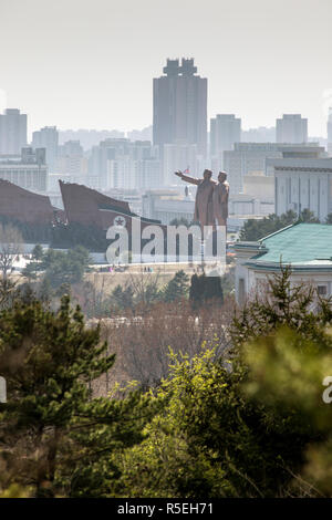 Mansudae Grand monumento, statue di ex presidenti Kim Il-Sung e Kim Jong Il, Mansudae Assembly Hall a Mansu Hill, Pyongyang, Nord Corea, Repubblica popolare democratica di Corea Foto Stock