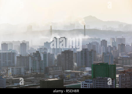 Popoli democratici la Repubblica di Corea (DPRK), Corea del Nord Pyongyang, skyline della città e inquinamento da centrali a carbone Foto Stock