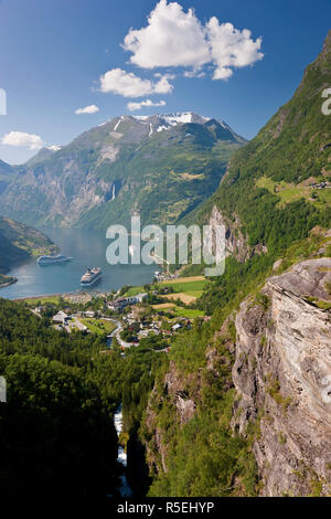 Navi da Crociera, il Geirangerfjord, Fiordi Occidentali, Norvegia Foto Stock