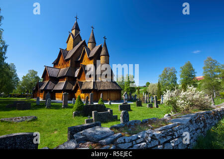 Gli impressionanti esterni di Heddal doga chiesa norvegese del legno più grande, Stavekirke Notodden, Norvegia Foto Stock