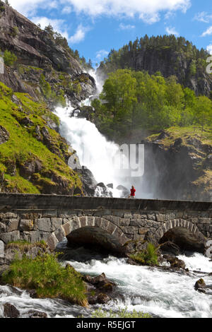 Un turista di scattare delle foto della cascata di Latefoss, Norvegia Foto Stock