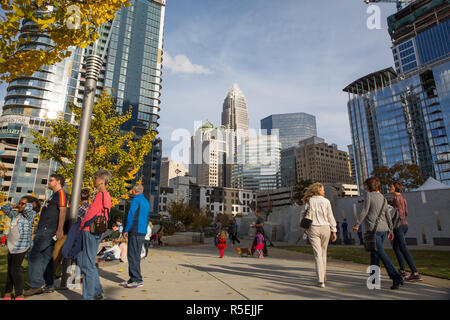 CHARLOTTE, NC - Novembre 25, 2016: i turisti a piedi attraverso Romare Bearden Park in Uptown Charlotte su un soleggiato e caldo pomeriggio di caduta. Foto Stock